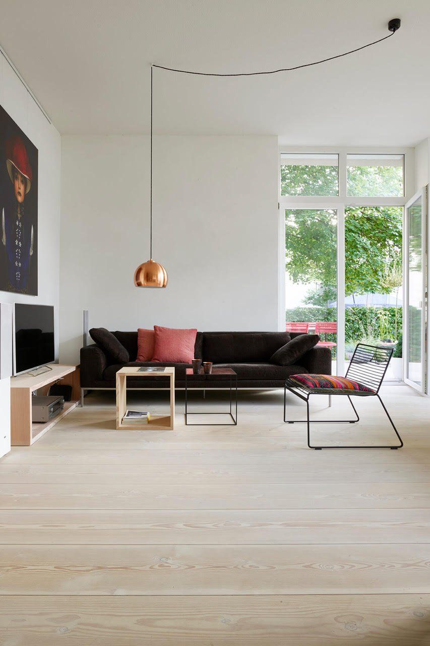 En stue med sofa , stoler , bord og TV.