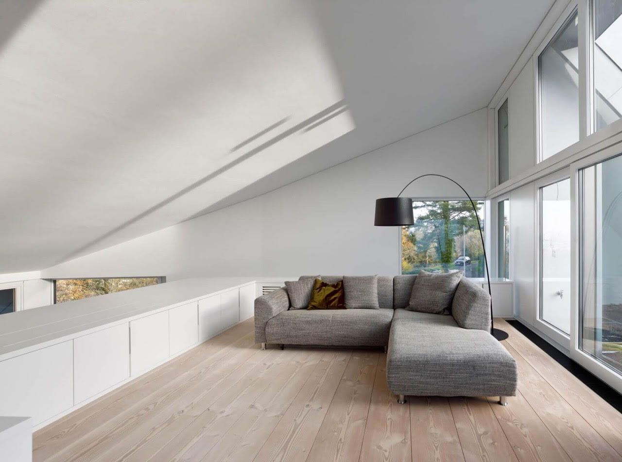 En stue med sofa og mange vinduer