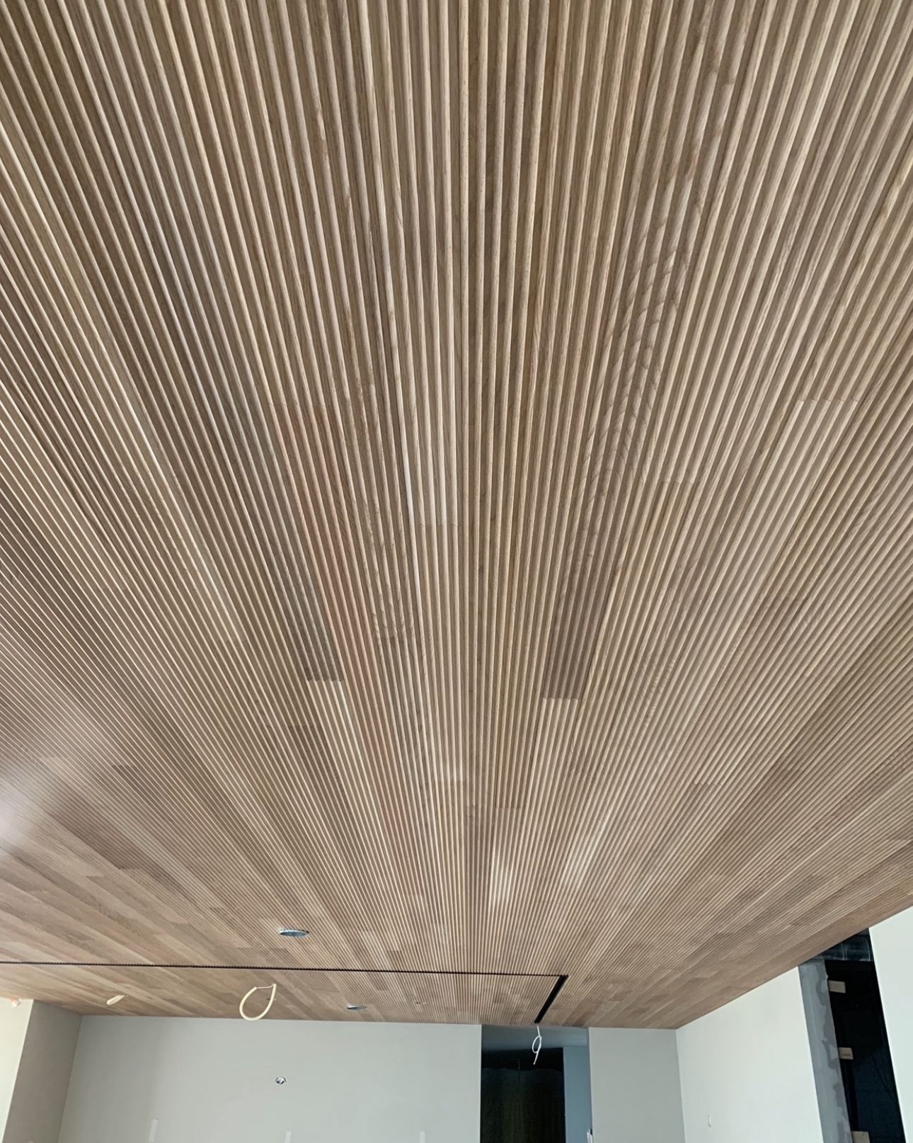 Et nærbilde av et tretak i et rom.