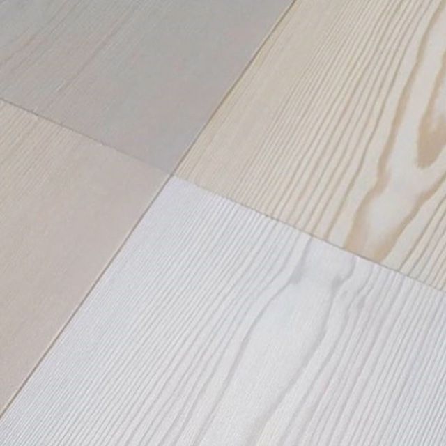 Nærbilde av ASK-gulv med overflatebehandling og forskjellige trenyanser.