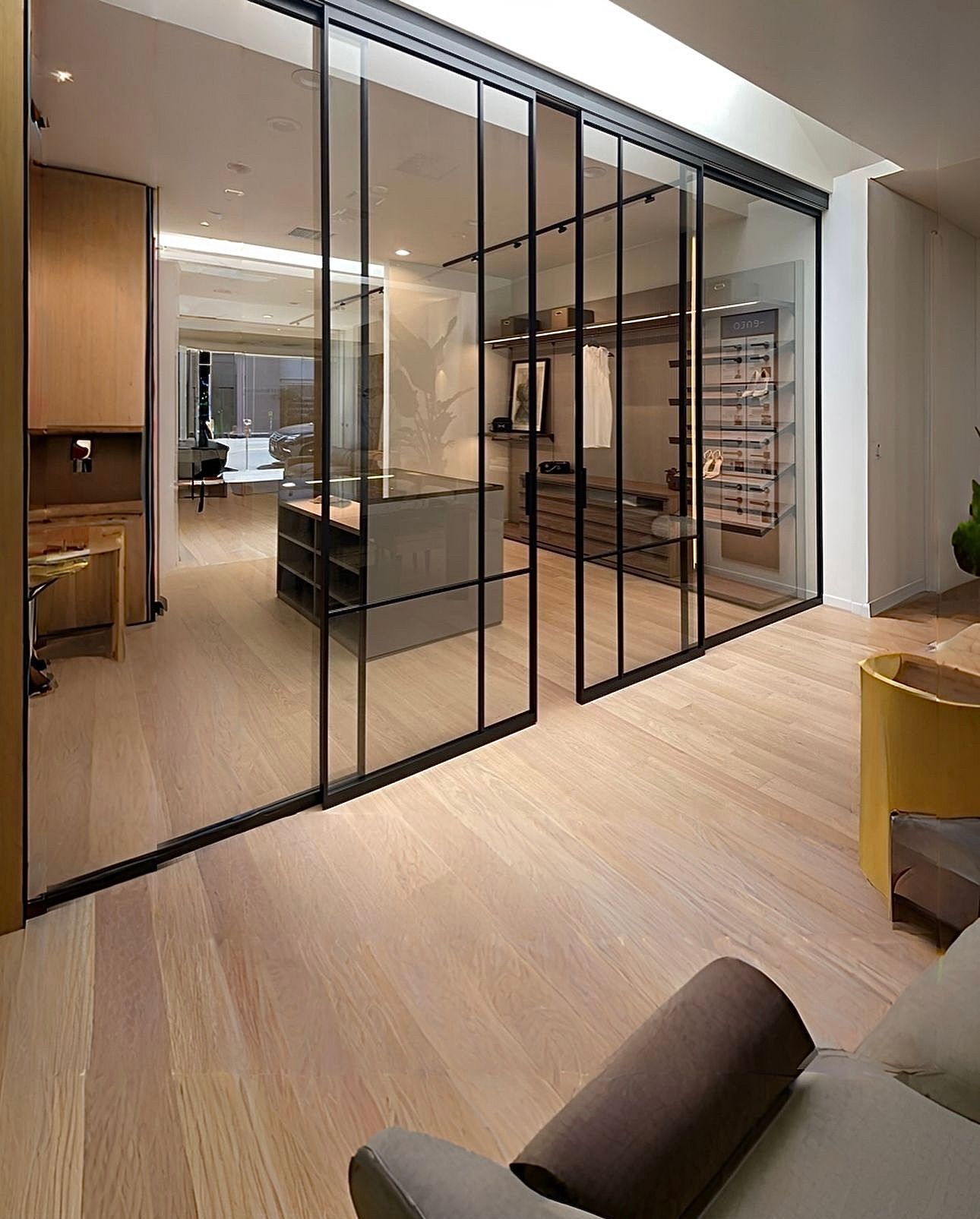 En stue med skyvedører i glass og en stol.