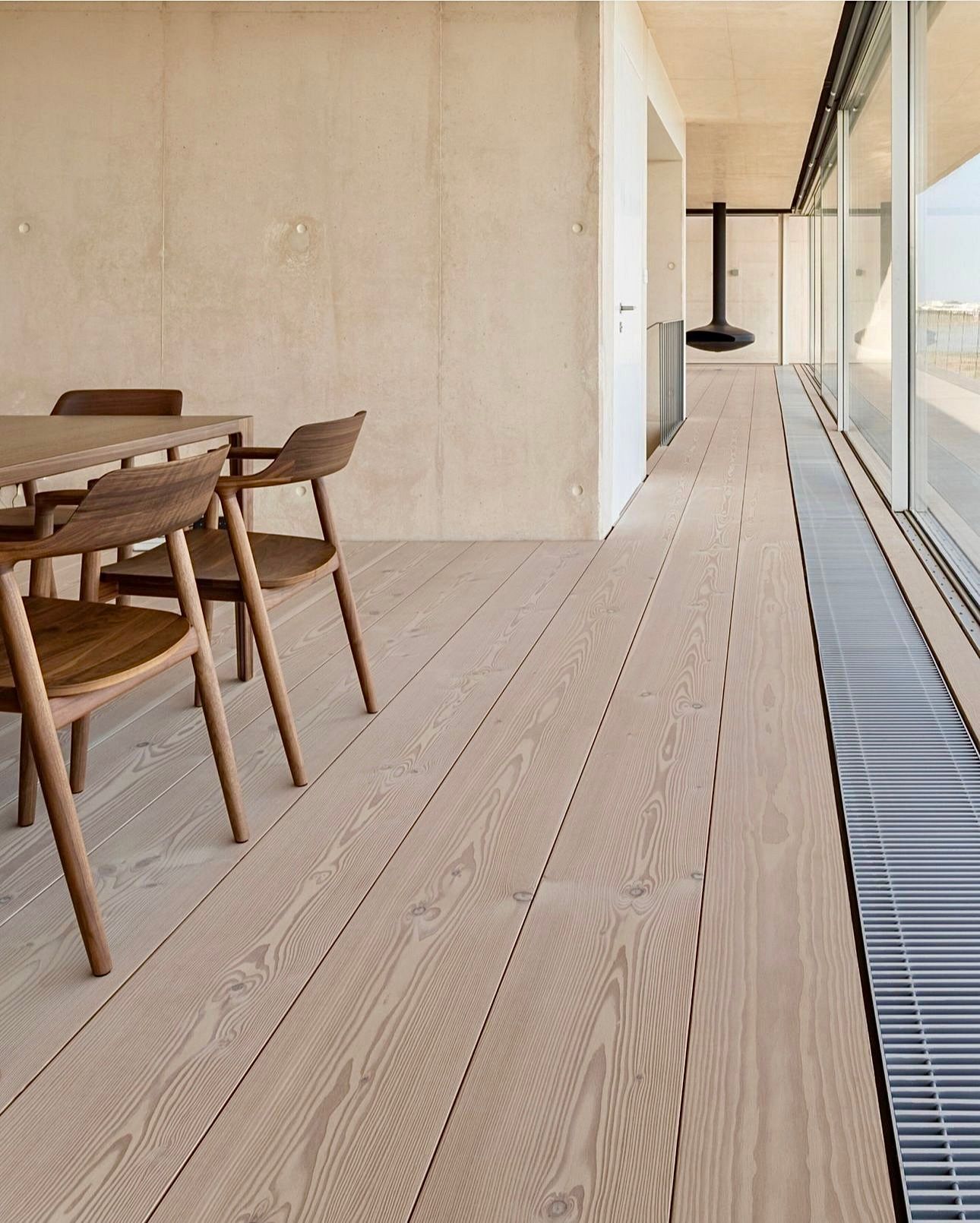 En spisestue med trebord og stoler