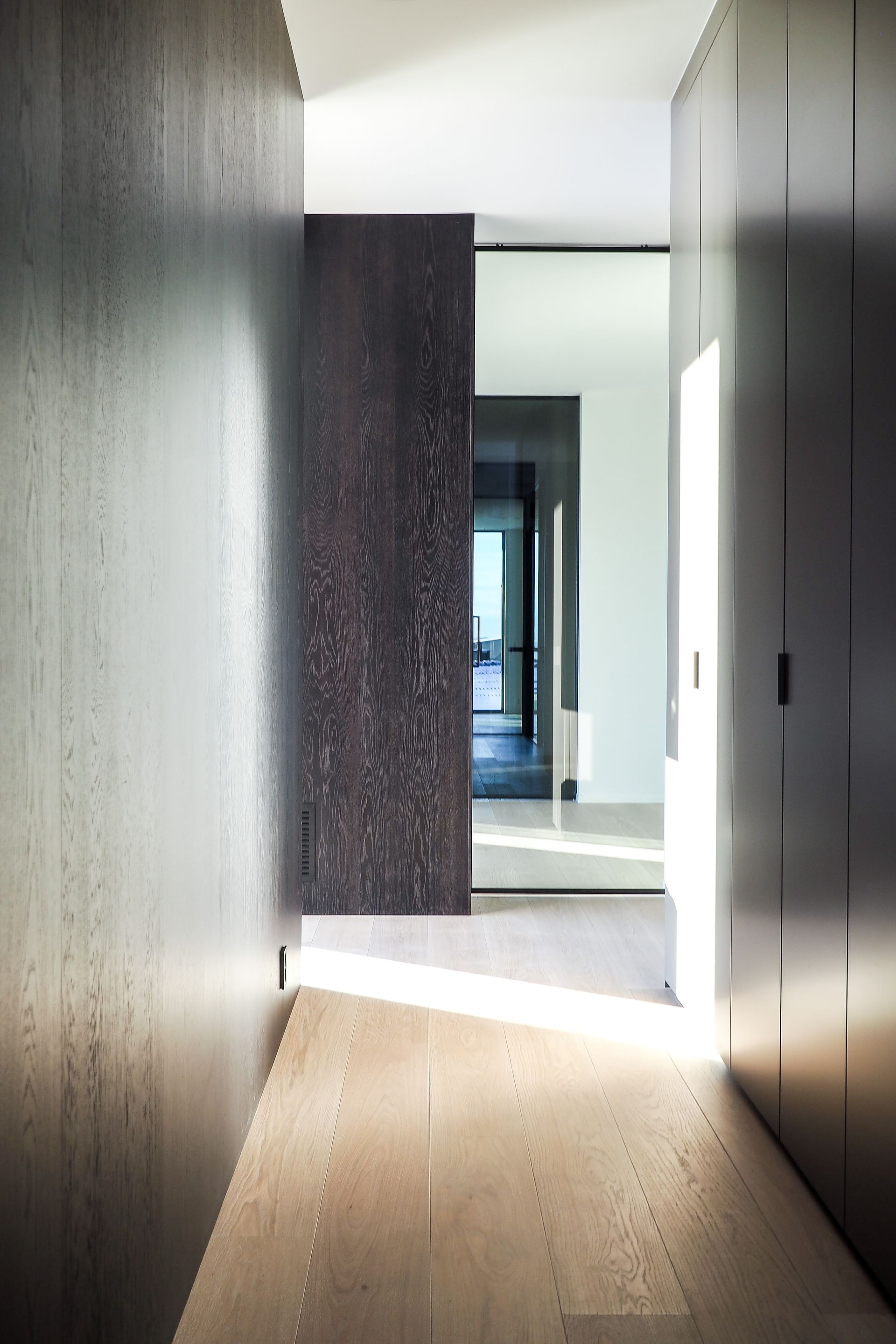 En gang med skyvedør i glass og tregulv