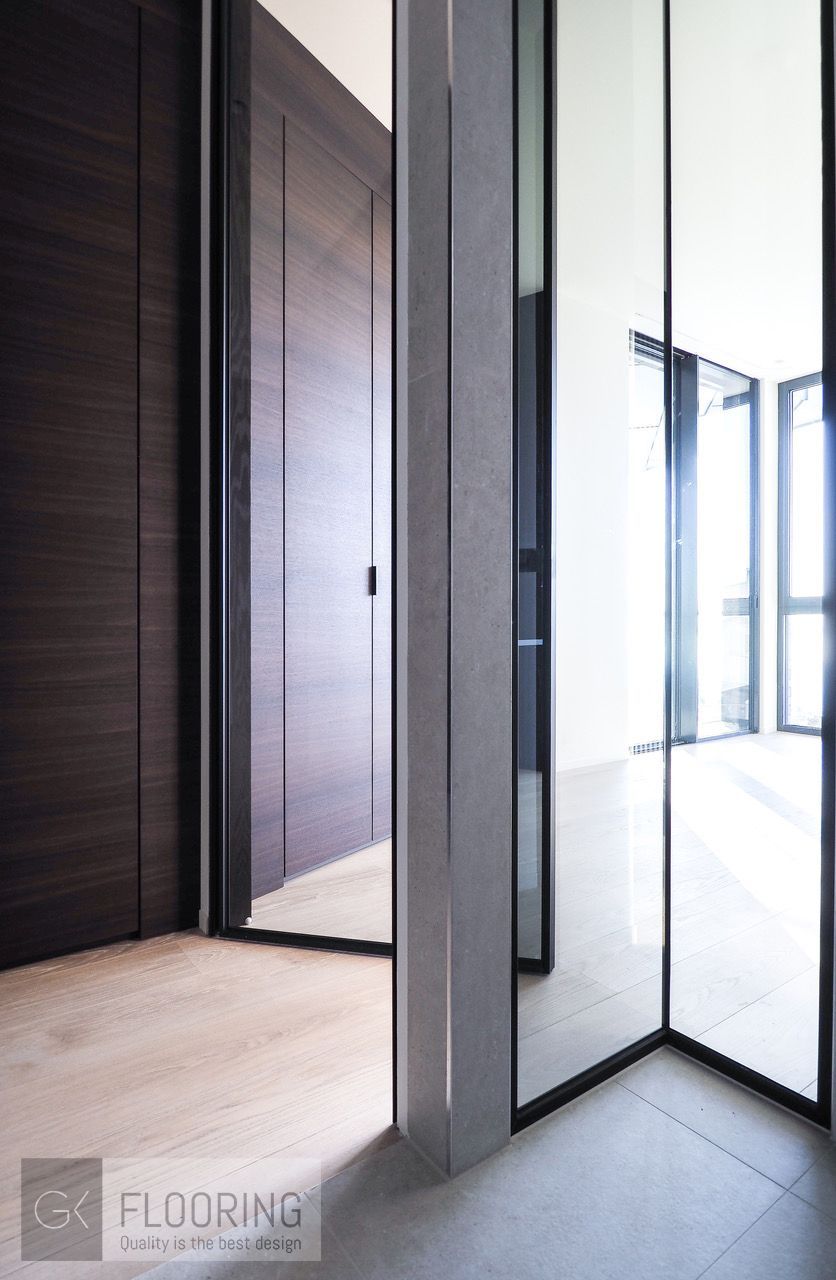 Et hjørne av et rom med et speil på veggen