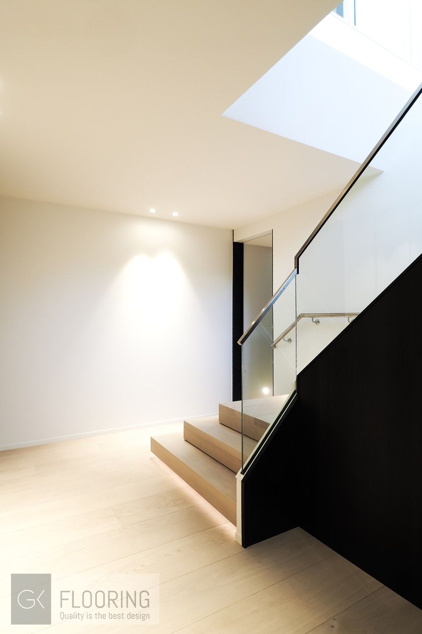 Et bilde av en trapp med ordene gulv på bunnen