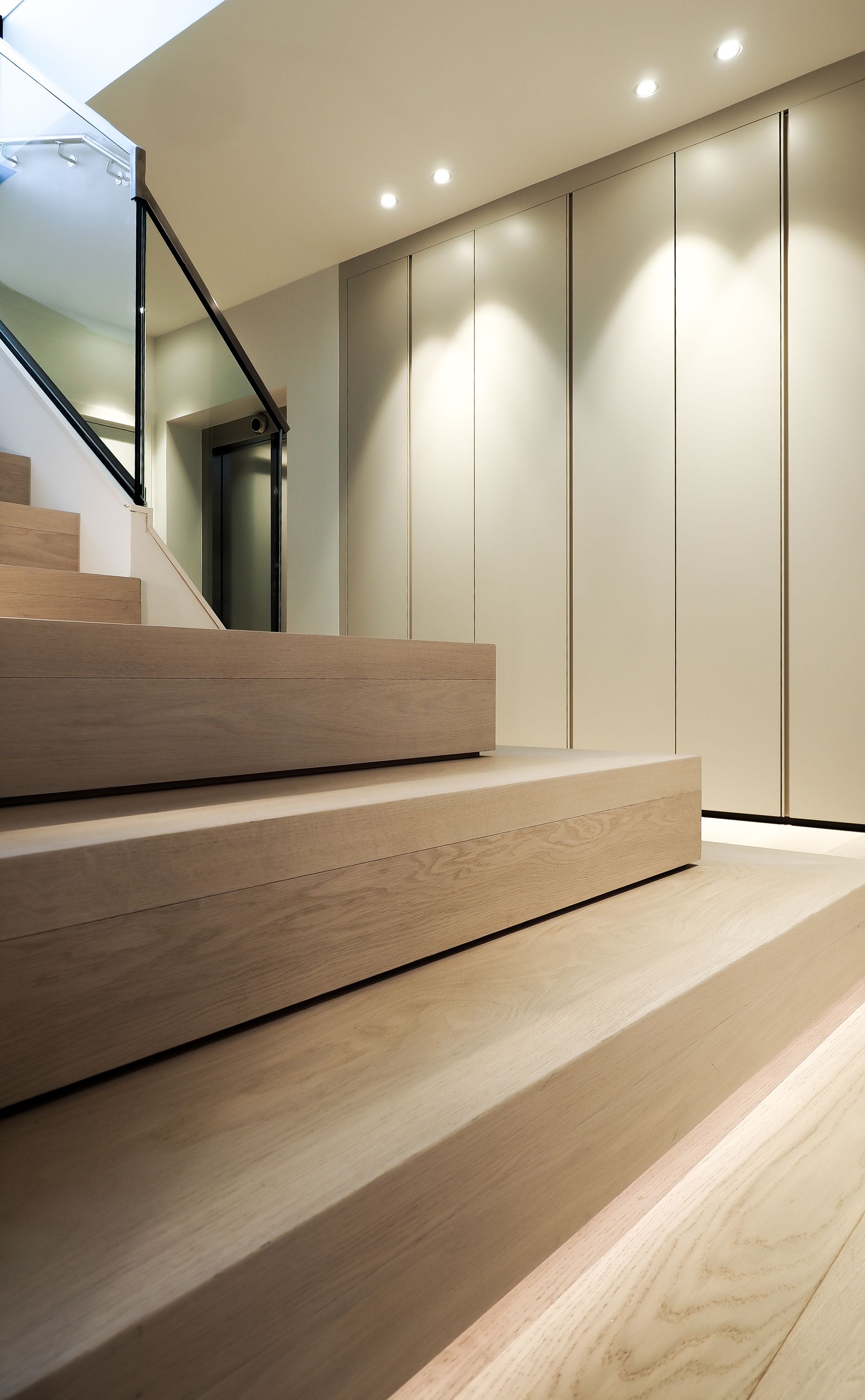 En trapp med glassrekkverk og tregulv