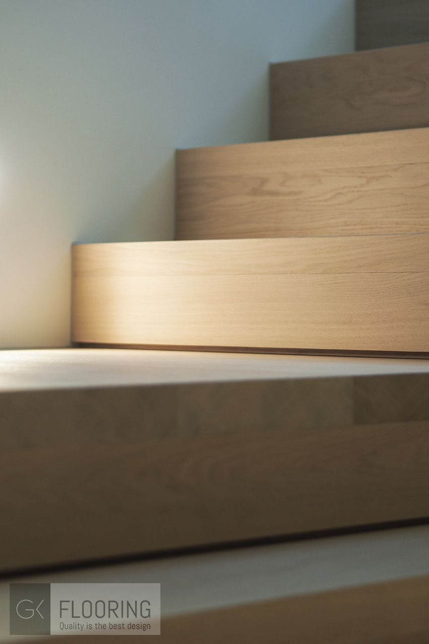 Et nærbilde av en tretrapp med gulv i hjørnet