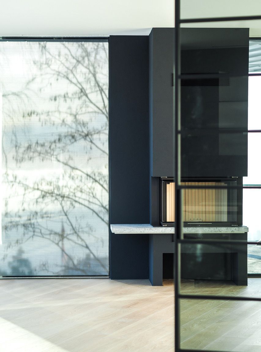 Stue med peis og skyvedør i glass.