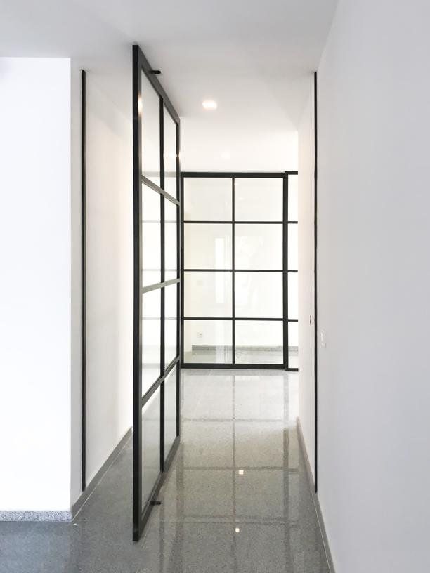 En gang med skyvedør i glass i midten.