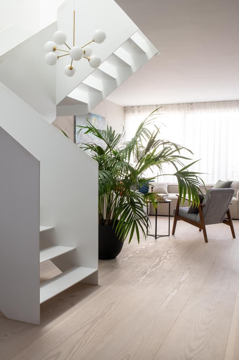 En stue med trapp opp til andre etasje