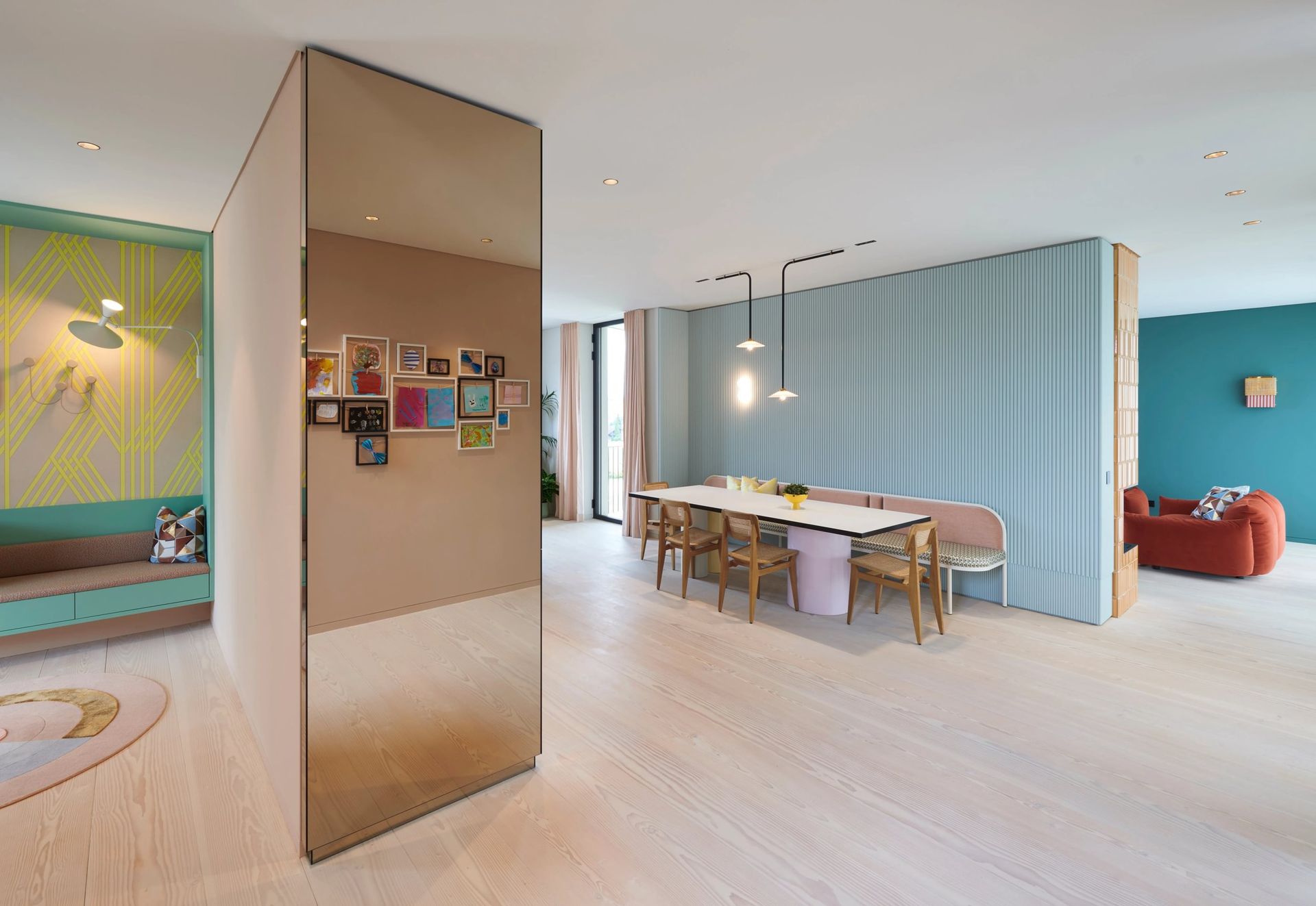 Det er et stort speil i midten av rommet.