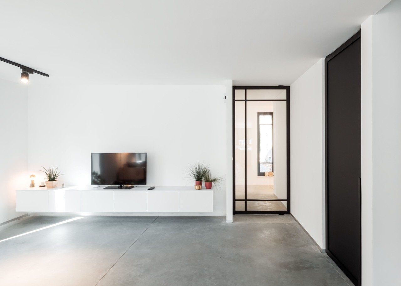 En stue med hvite vegger og GK-Pivot designdører