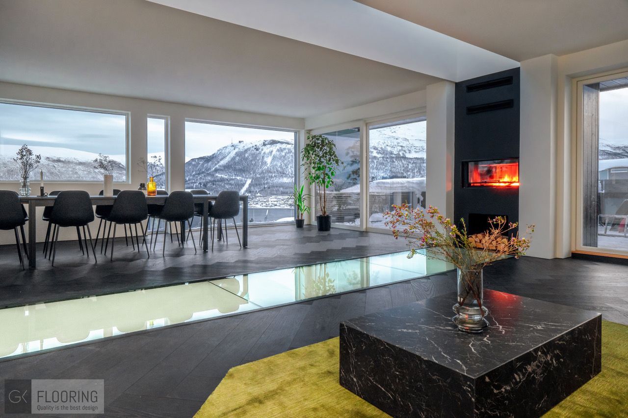 En stue med bord og stoler og peis.