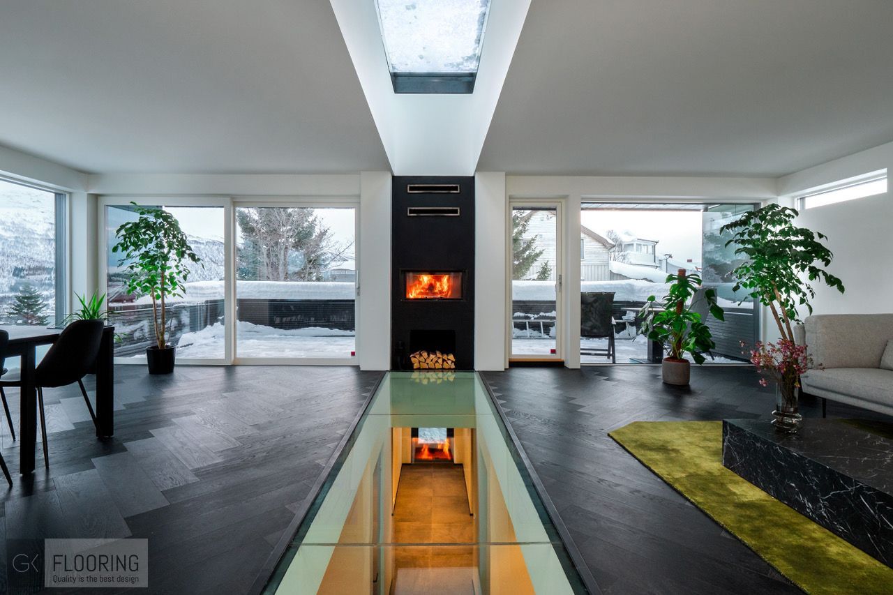 En stue med peis og sofa