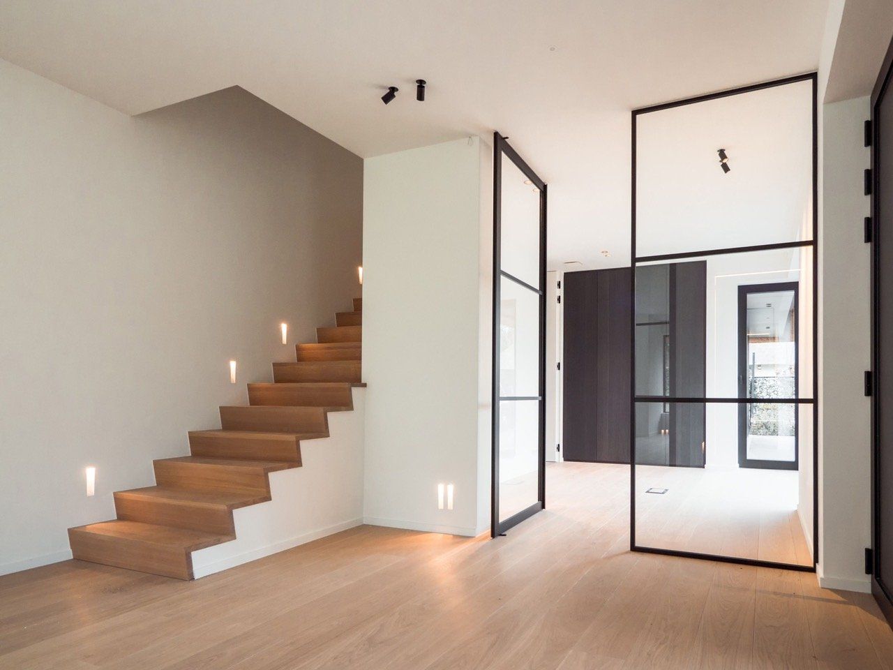 Det er en trapp i midten av rommet.