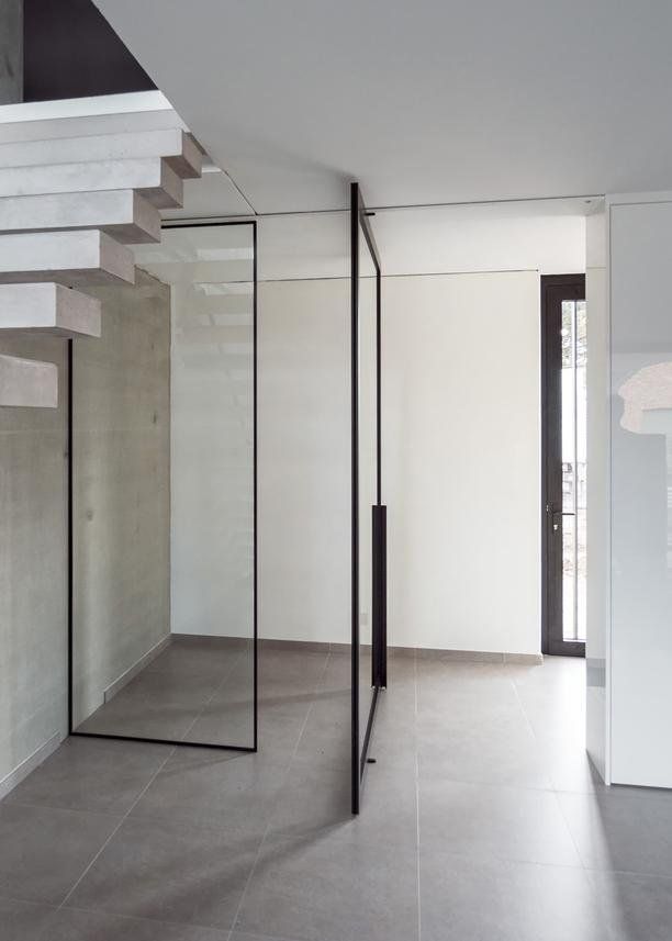 Det er en trapp i midten av rommet.