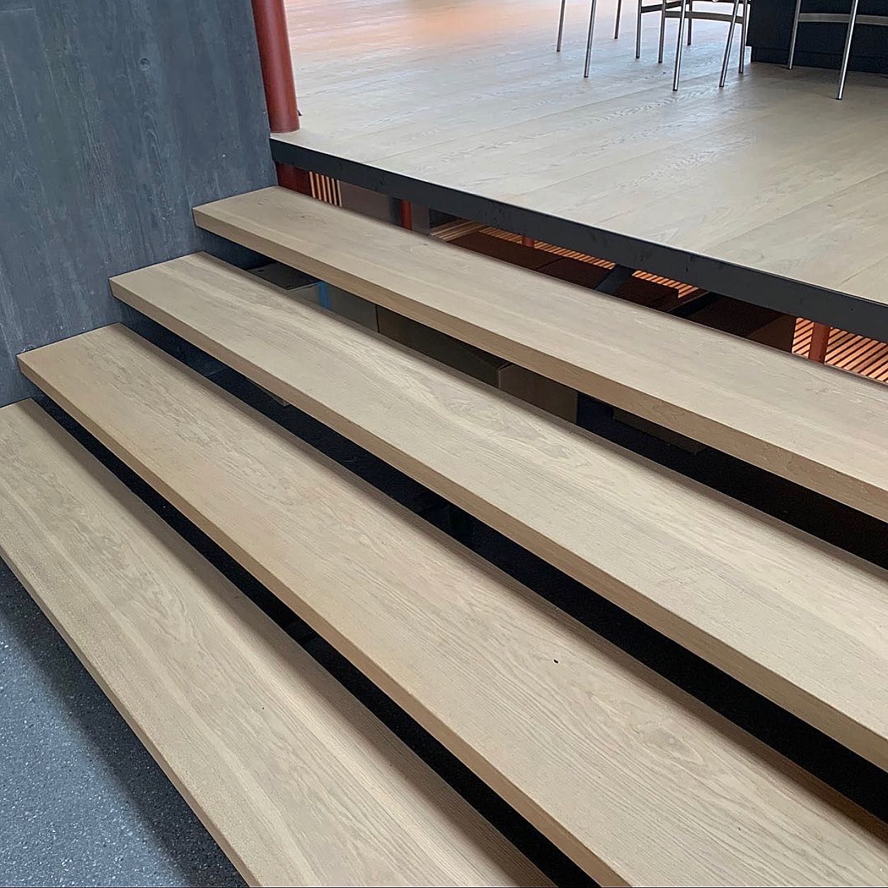 Et sett med tretrapper med svart rekkverk