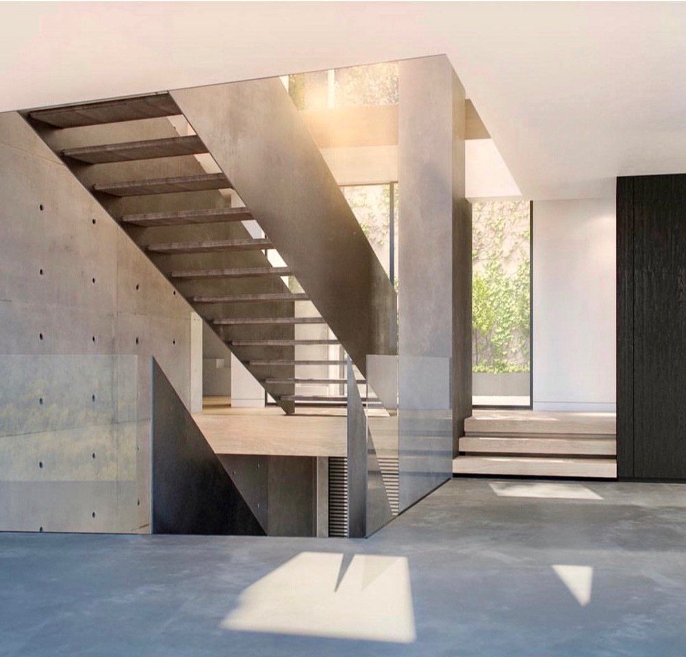 Et kunstnerinntrykk av en moderne trapp med glassrekkverk