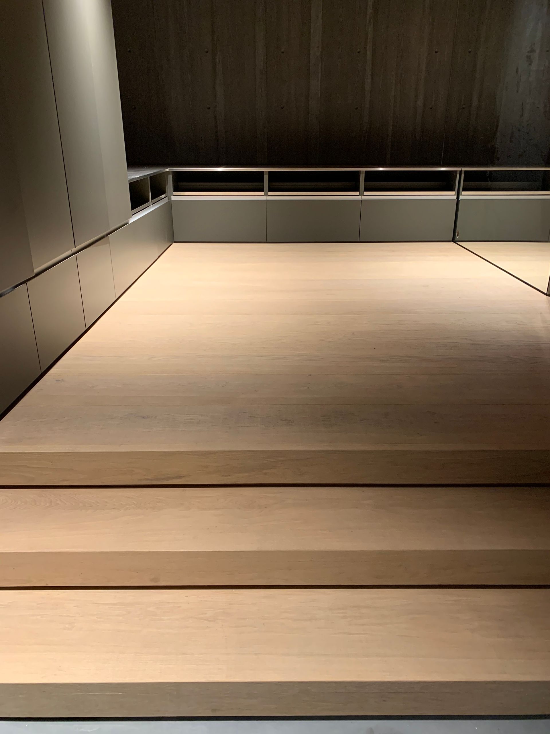 Et sett med tretrapper som fører opp til en balkong