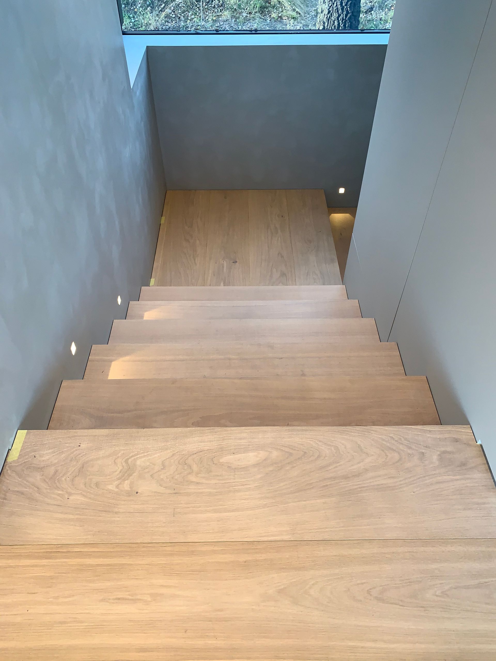 En tretrapp som fører opp til andre etasje i et hus.