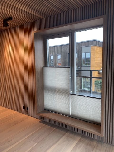 Et rom med vindu og en trevegg