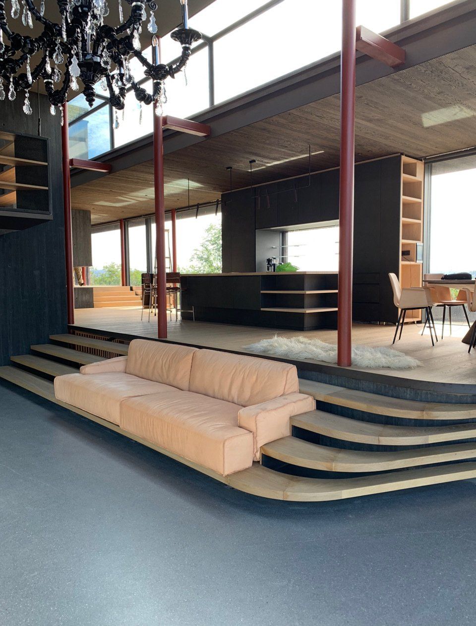 En stor stue med sofa og trapp