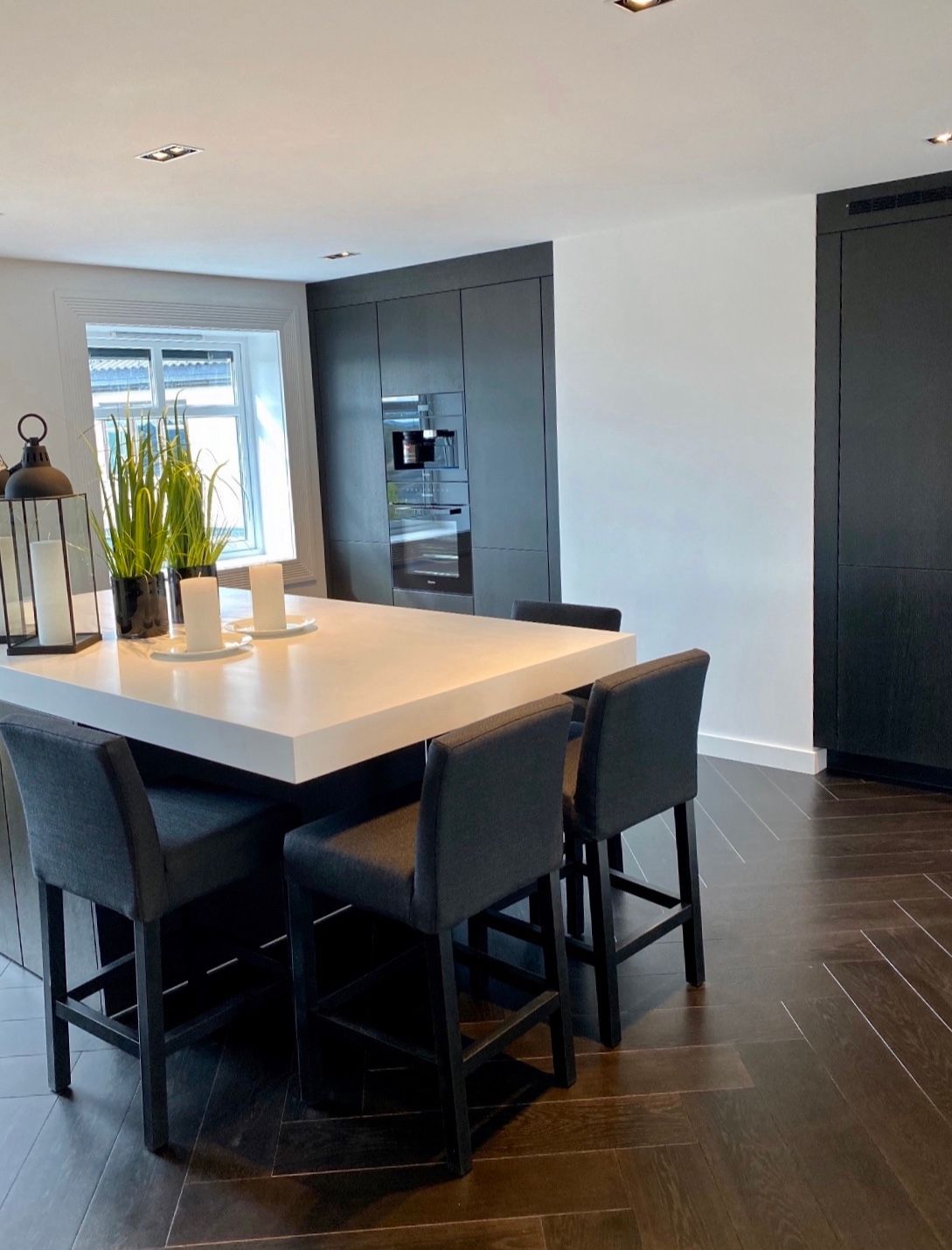 Et kjøkken med bord og stoler i