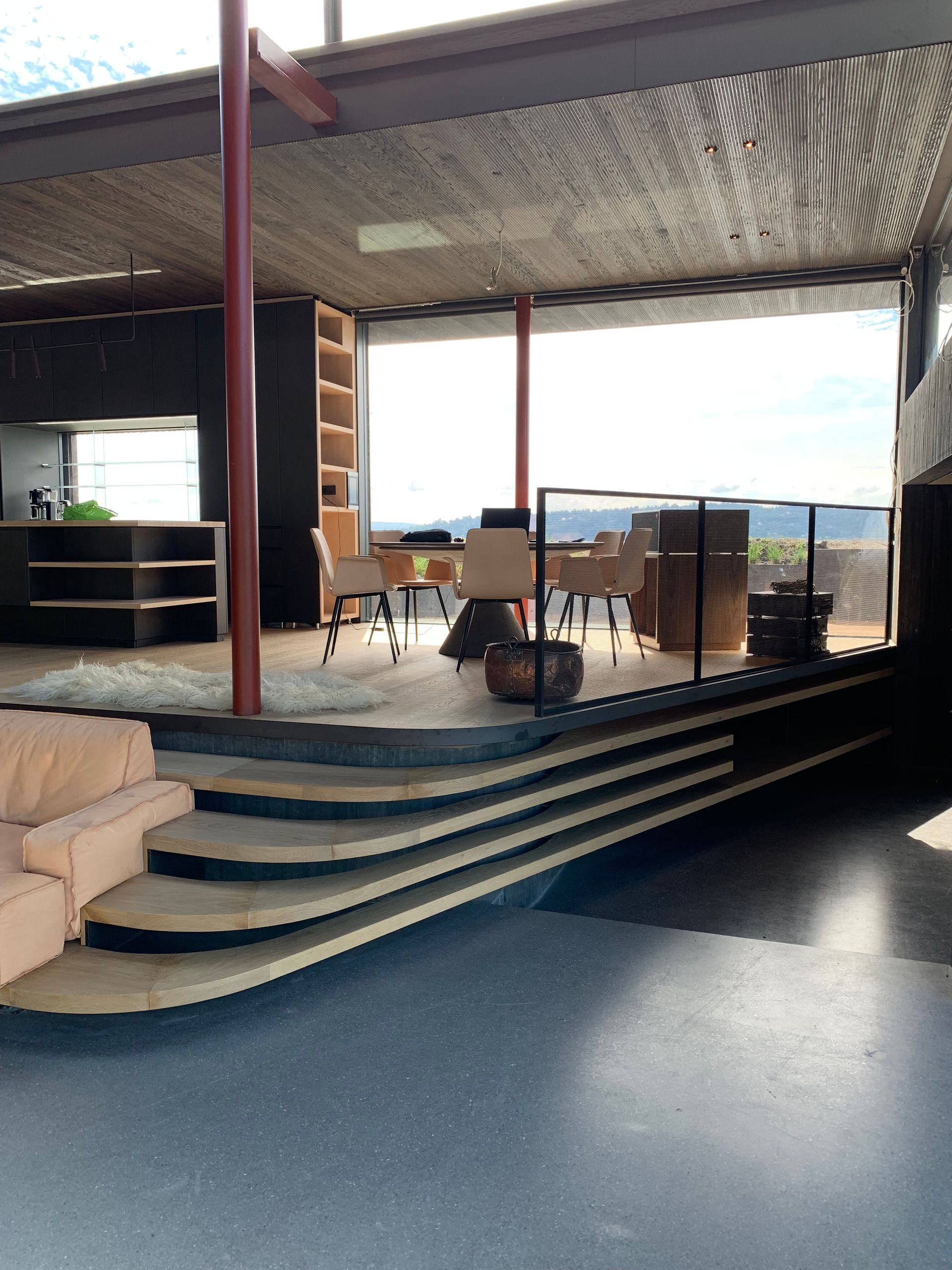 En stue med trapp opp til en balkong