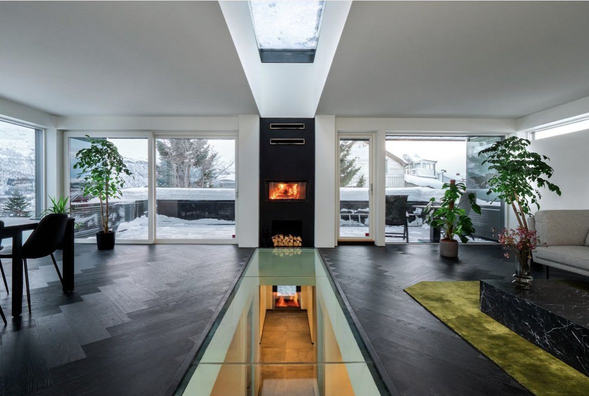 Det er peis midt i stuen.