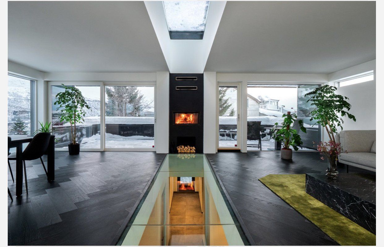 En stue med glassgulv og peis