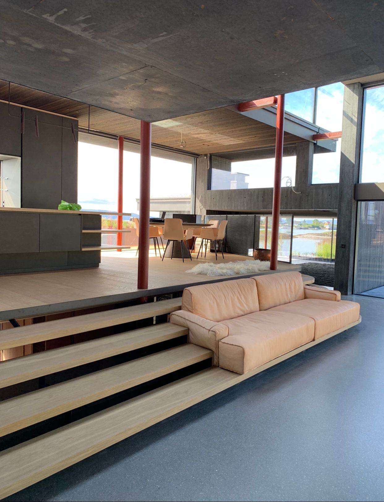 En stue med en sofa og trapp i den