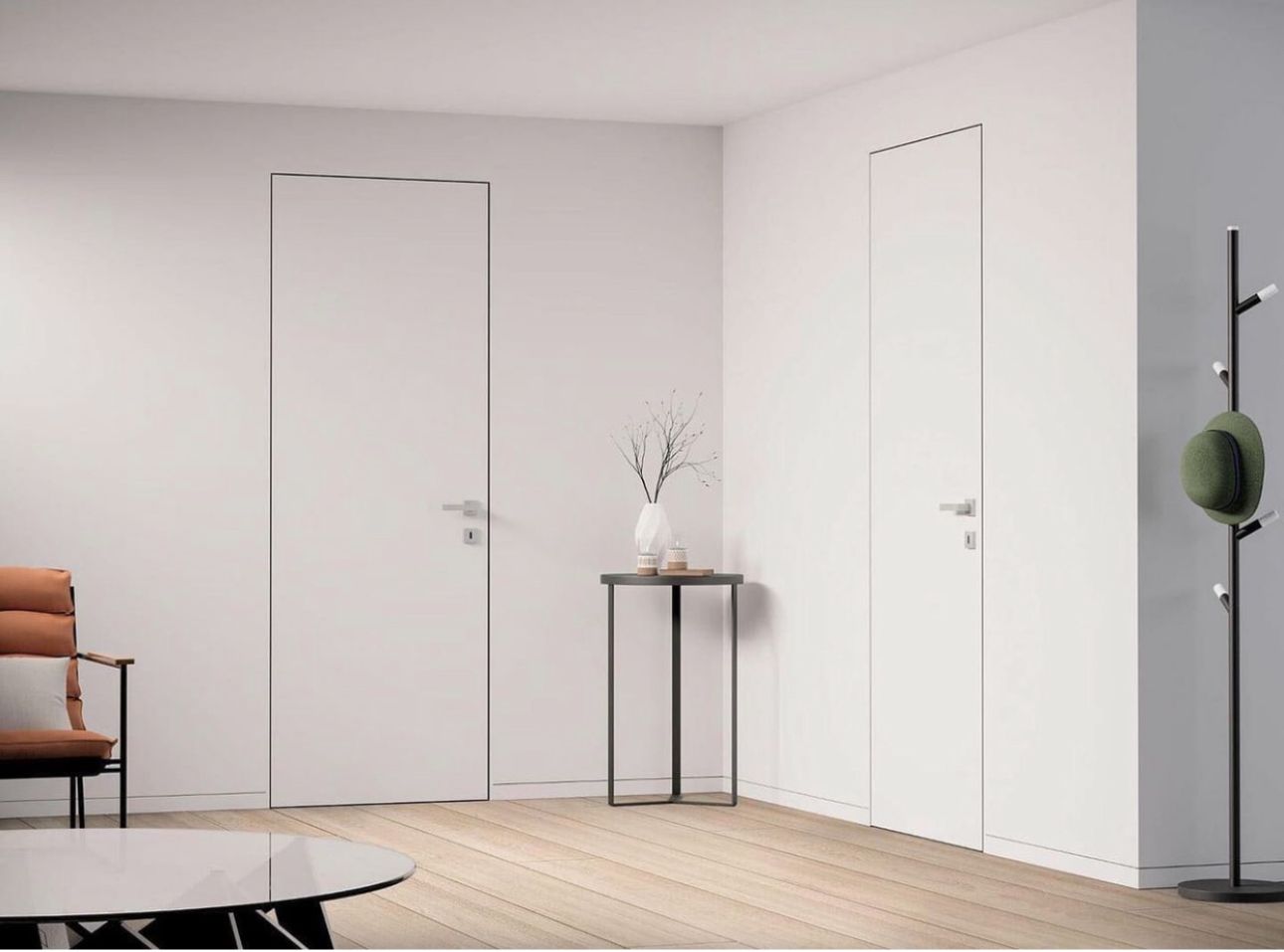 En stue med hvite vegger, en stol, et bord og en klesstativ.