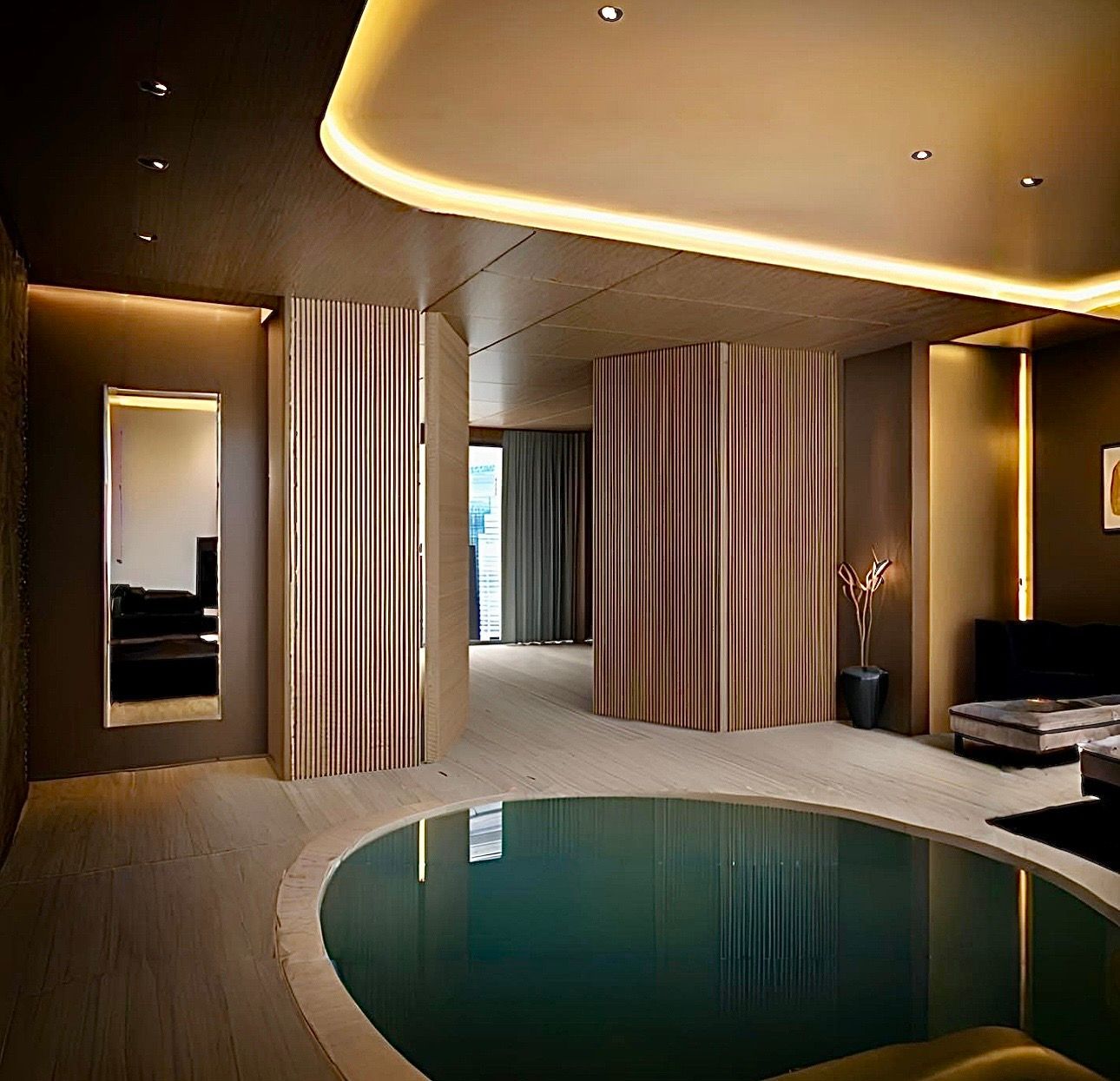 Et stort rom med svømmebasseng i midten