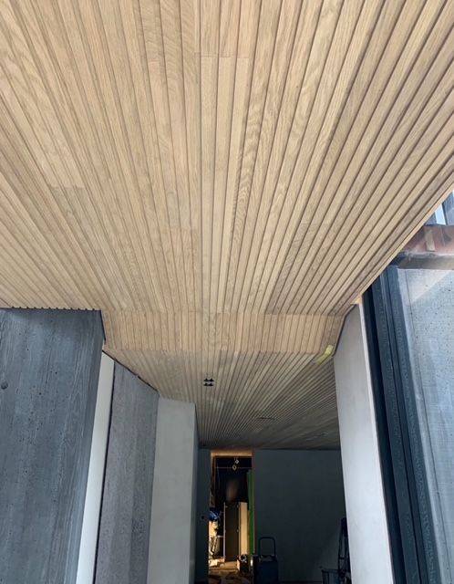 Et tretak i en gang med skyvedør i glass.