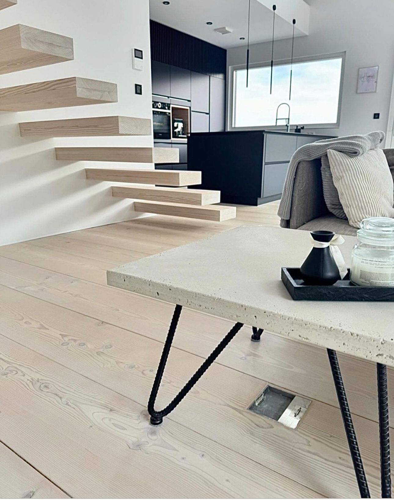 En stue med salongbord og trapp i bakgrunnen