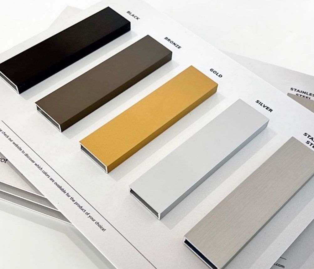 En visning av forskjellige fargede metaller inkludert gull og sølv