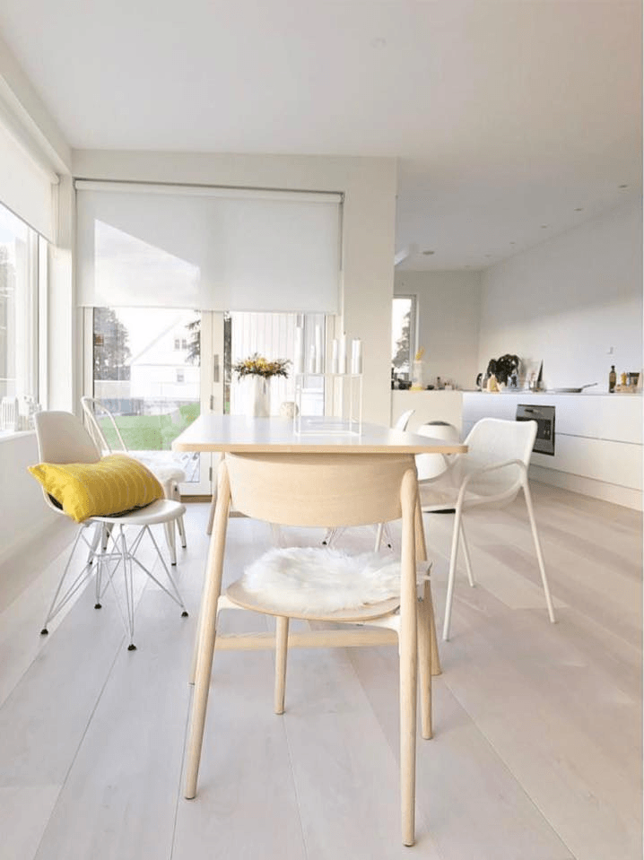 Det er bord og stoler i spisestuen.