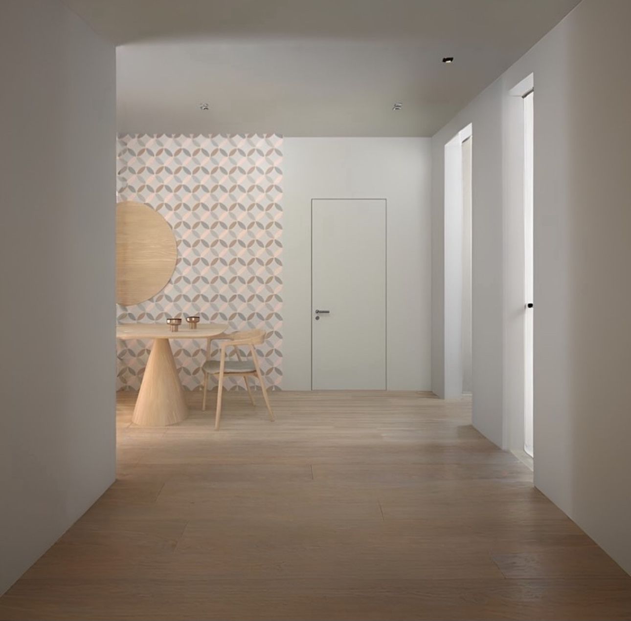 En gang med bord og stoler i