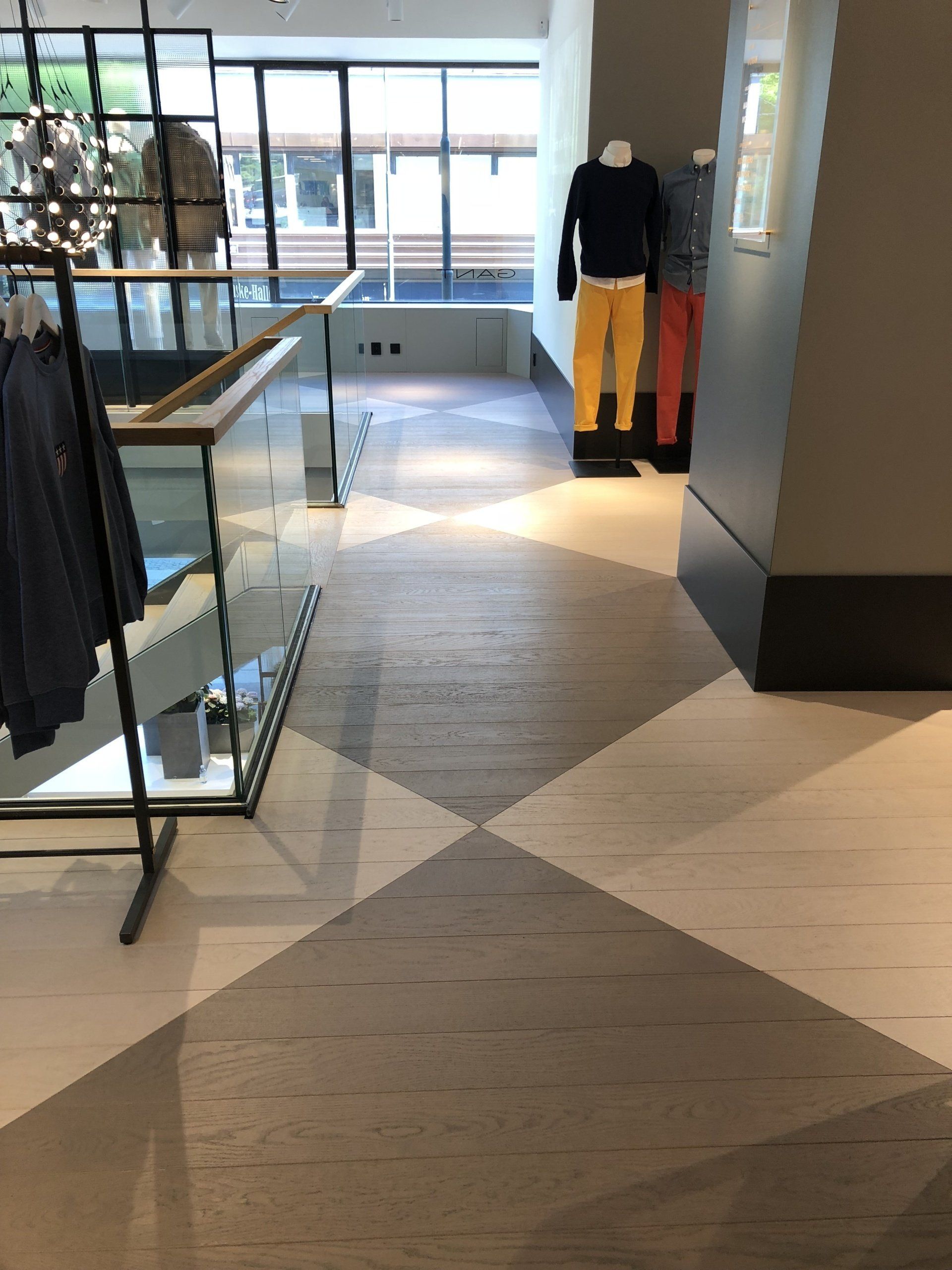 En butikk med rutete gulv og klær utstilt