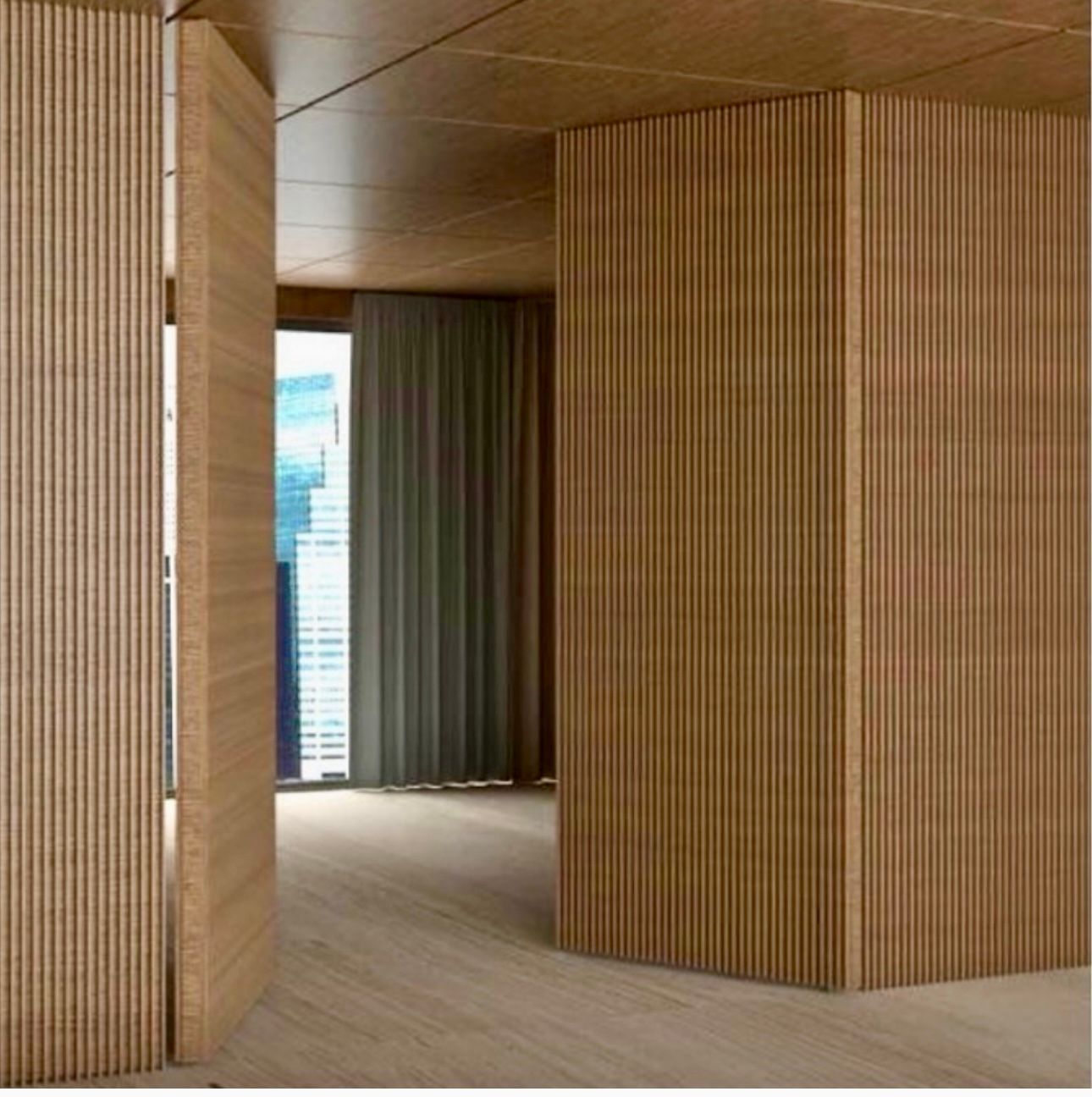 Et rom med trevegger og et stort vindu