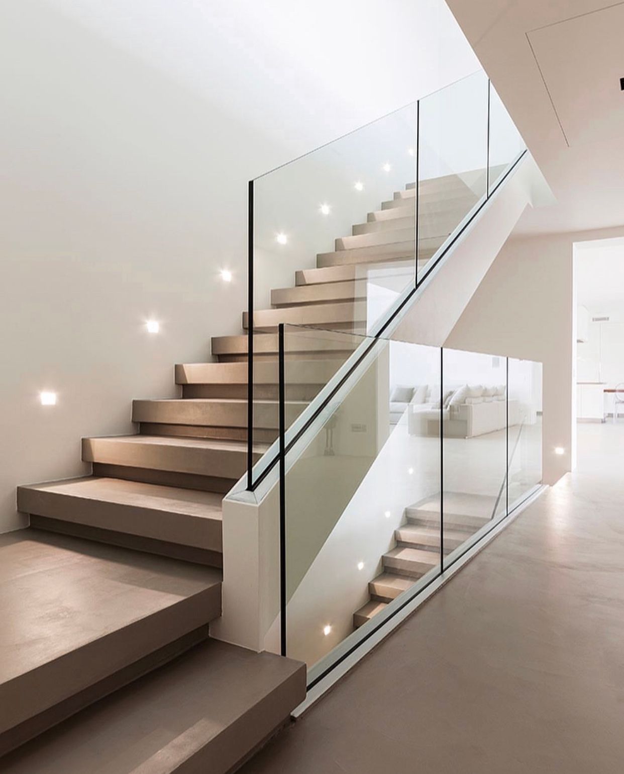 En moderne trapp med glassrekkverk i et hus