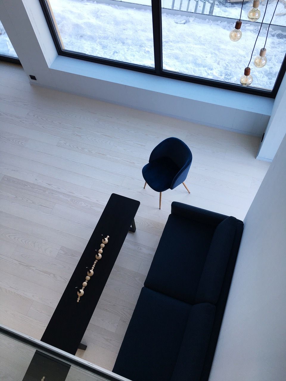 En luftfoto av en stue med sofa og stol