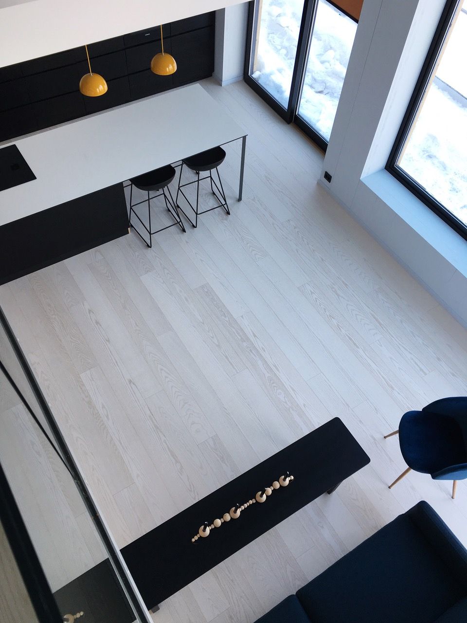 Et luftfoto av en stue med en svart sofa