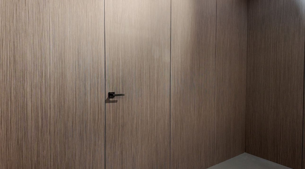 Et nærbilde av en tredør i et rom.