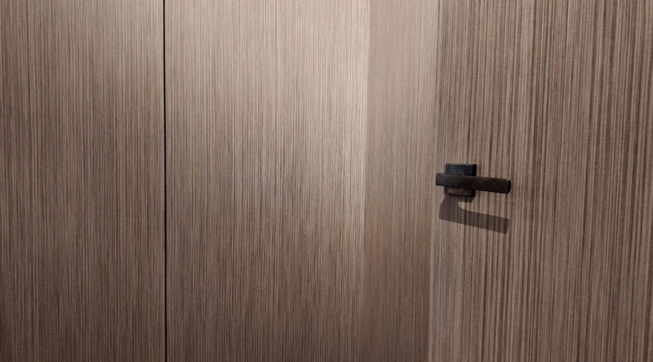 Et nærbilde av en tredør med svart dørhåndtak.