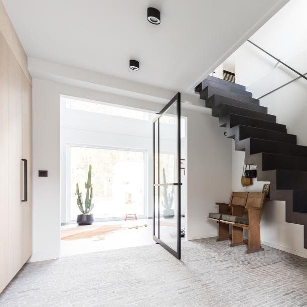 En gang med trapp og benk