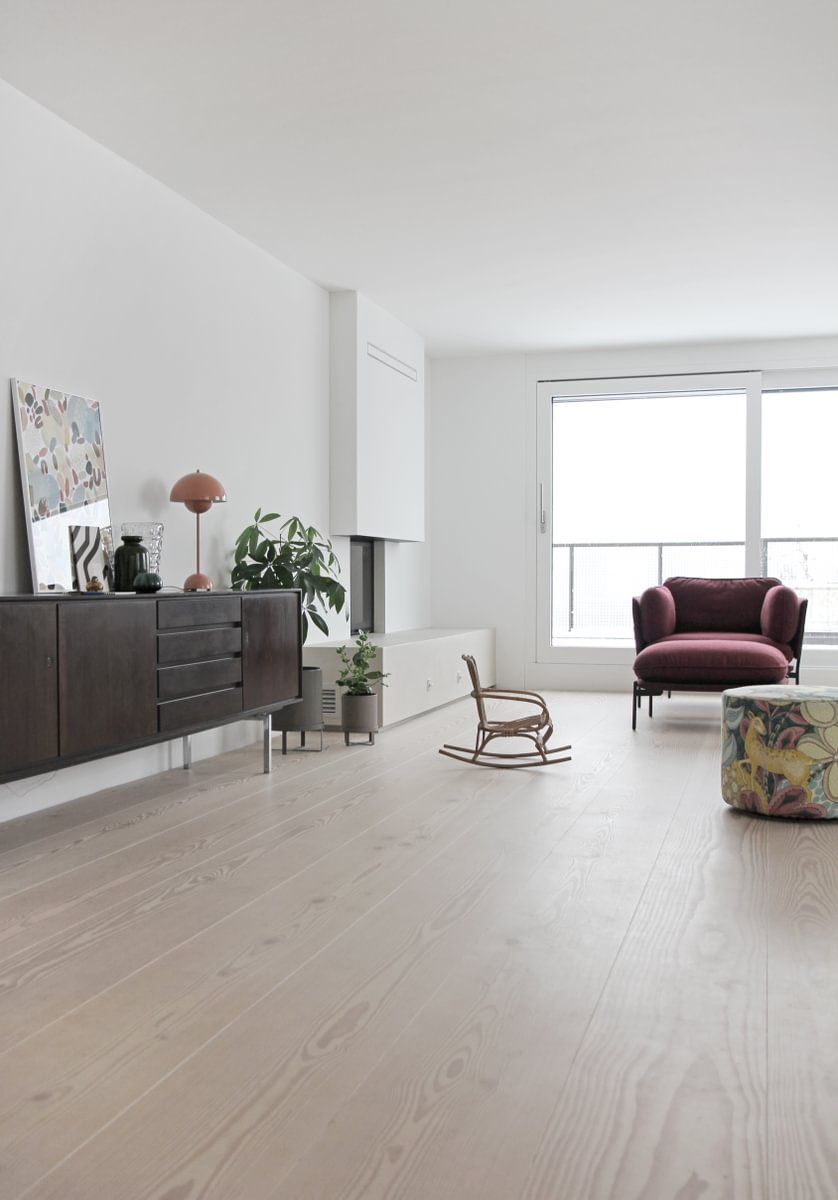 En stue med en gyngestol og en sofa