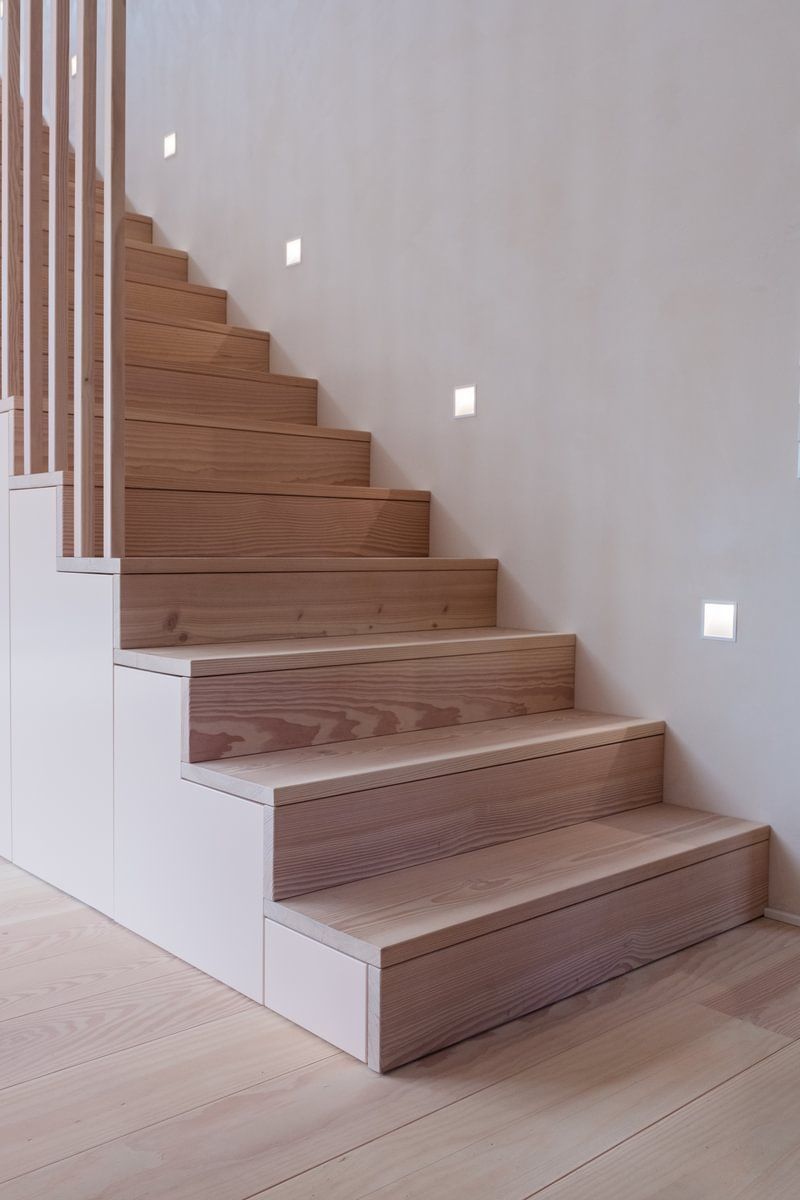 En tretrapp med hvitt rekkverk i et hus.