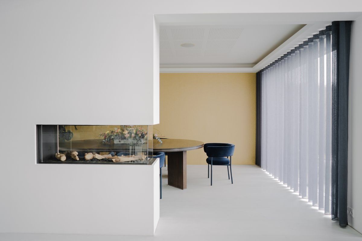 En stue med peis og stol