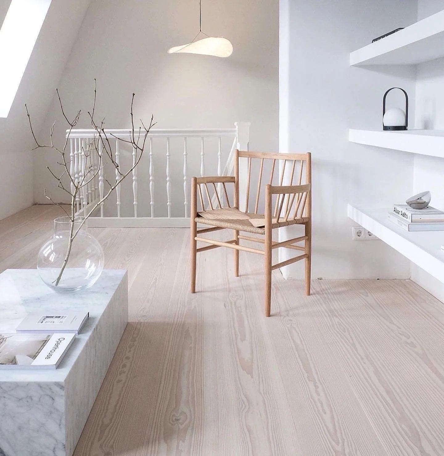 En stue med en stol og et salongbord